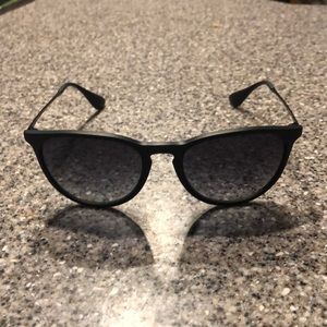 Erika style ray bans. Black frames